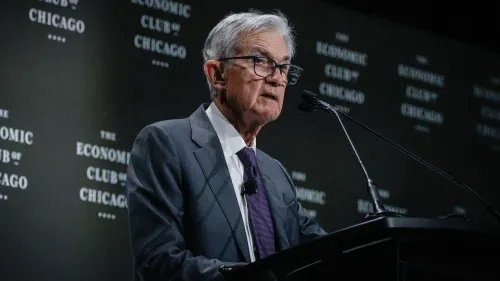 جيروم باول، رئيس مجلس الاحتياطي الفيدرالي، يتحدث في نادي الاقتصاد بشيكاغو، مع التركيز على تأثير التعريفات الجمركية على الاقتصاد.