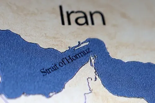 خريطة توضح موقع مضيق هرمز بين إيران وعمان، مع التركيز على أهميته كممر حيوي لشحنات النفط العالمية.