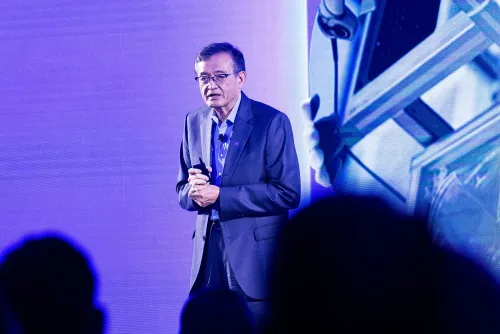 الرئيس التنفيذي لشركة إنتل ليب-بو تان يتحدث في حدث، وسط مخاوف بشأن علاقاته بالصين وتأثيرها على الأمن القومي الأمريكي.