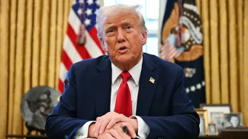 تظهر الصورة الرئيس السابق دونالد ترامب وهو يتحدث في المكتب البيضاوي، مع العلم الأمريكي خلفه، في سياق مناقشة حول حقوق المواطنة.