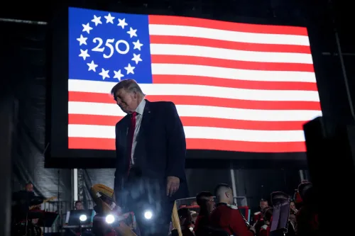 دونالد ترامب يقف أمام علم أمريكي يحتفل بالذكرى الـ250 لتأسيس الولايات المتحدة، معبرًا عن انتصاراته السياسية في المحكمة العليا والسياسة الخارجية.
