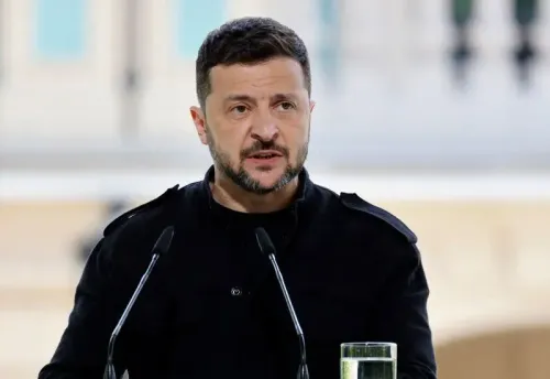 زيلينسكي يتحدث خلال مؤتمر صحفي، مع التركيز على أهمية محادثات السلام بين روسيا وأوكرانيا في تركيا.