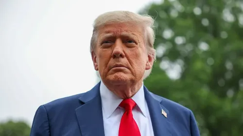 دونالد ترامب يعبّر عن آرائه حول العطلات الفيدرالية في تصريحاته، مع التركيز على تكاليف الإغلاق وتأثيرها على العمال.