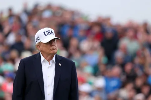 الرئيس الأمريكي دونالد ترامب يرتدي قبعة بيضاء مكتوب عليها USA، وسط جمهور كبير، معبرًا عن موقفه الحاد من تنظيم الذكاء الاصطناعي.