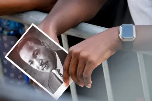 شخص يحمل صورة بالأبيض والأسود لمارتن لوثر كينغ الابن، في سياق إحياء ذكرى زعيم الحقوق المدنية.