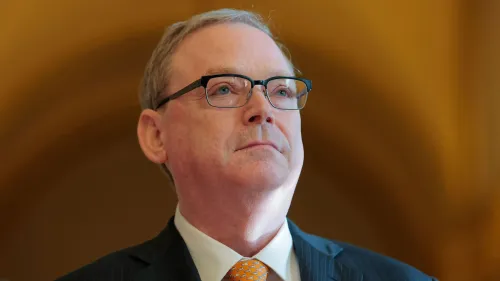 كيفن هاسيت، مدير المجلس الاقتصادي الوطني، يتحدث عن الاتفاق التجاري بين الولايات المتحدة والصين، مع خلفية دافئة.