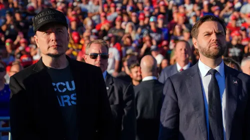 إيلون ماسك وجي دي فانس يقفان معًا في تجمع سياسي، حيث يعبر فانس عن قلقه من تصريحات ماسك حول ترامب.