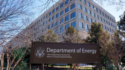 مبنى وزارة الطاقة الأمريكية، مع لافتة تحمل اسم الوزارة، يظهر في الصورة مع أشجار في المقدمة.