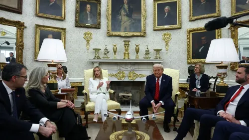 اجتماع رئيسة الوزراء الإيطالية جيورجيا ميلوني مع الرئيس الأمريكي دونالد ترامب في المكتب البيضاوي، حيث تتحدث ميلوني حول قضايا سياسية.