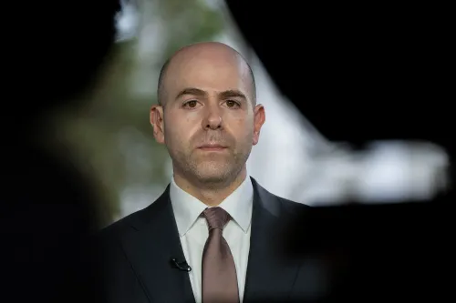 صورة لستيفن ميران، مرشح الرئيس ترامب لعضوية مجلس إدارة الاحتياطي الفيدرالي، أثناء حديثه في مؤتمر صحفي.