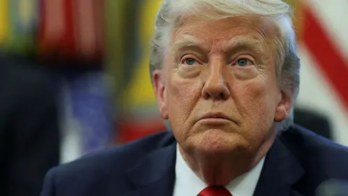 ترامب يبدو عابسًا أثناء اجتماع رسمي، مع التركيز على تعبيره الجاد في سياق انتقاده لتغطية فوكس نيوز حول سياسته الاقتصادية.