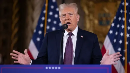 ترامب يتحدث أثناء مؤتمر صحفي، مع العلم الأمريكي خلفه، معبرًا عن تفاؤله بشأن العلاقات الأمريكية الصينية.