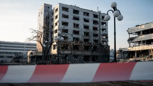 مبنى مدمر في أوكرانيا بعد هجوم بطائرة مسيرة، يظهر الدمار الواضح ووجود حواجز أمان، مما يعكس تأثير الحرب المستمرة.