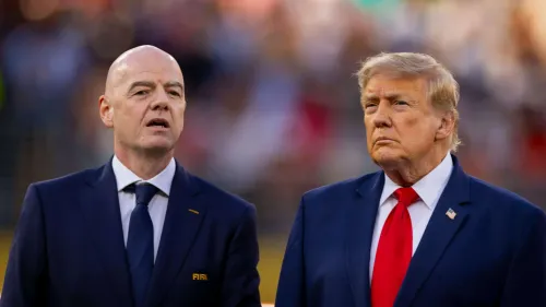 الرئيس الأمريكي دونالد ترامب يدافع عن رئيس الفيفا جياني إنفانتينو وسط أزمة داخل الاتحاد الدولي لكرة القدم.