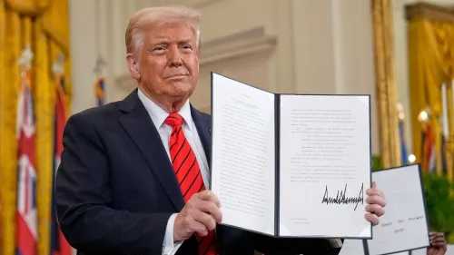 ترامب يحمل أمرًا تنفيذيًا يهدف لزيادة إنتاج المعادن الهامة في الولايات المتحدة، مع التركيز على تقليل الاعتماد على الواردات.