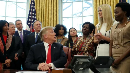 ترامب وإيفانكا ترامب يتحدثان خلال حفل توقيع مبادرة تمكين المرأة في المكتب البيضاوي، مع حضور مسؤولين ونساء مستفيدات.