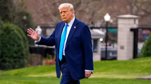 الرئيس ترامب يسير في حديقة الورود، مشيرًا بيده، استعدادًا للإعلان عن خطة التعريفات الجمركية في مؤتمر صحفي.