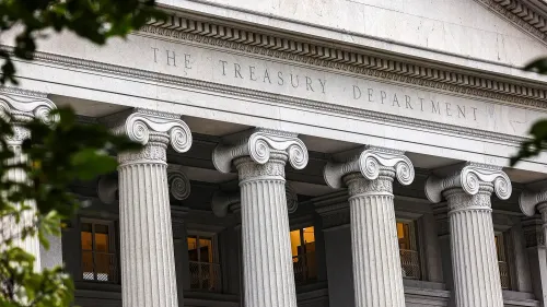 واجهة وزارة الخزانة الأمريكية، مع أعمدة كلاسيكية، تعكس أهمية سوق السندات وتأثيرها على السياسات الاقتصادية.