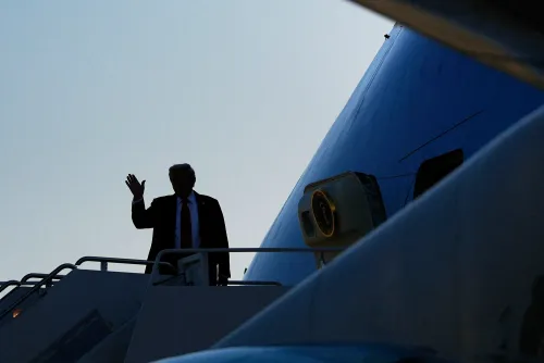 ترامب يلوح بيده أثناء صعوده إلى الطائرة الرئاسية، حيث يتوجه إلى ألاسكا لمناقشة فرص السلام مع بوتين.