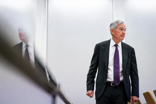 جيروم باول، رئيس الاحتياطي الفيدرالي، يظهر في مؤتمر، مع التركيز على التغييرات في السياسة النقدية واللوائح المصرفية تحت إدارة ترامب.