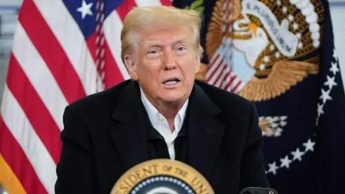 ترامب يتحدث أمام العلم الأمريكي وشعار الرئاسة، مع تفسير فرض رسوم جمركية على كولومبيا بسبب قضايا الهجرة.