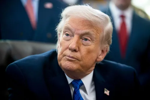 ترامب يستمع خلال خطاب أمام نخبة من السياسيين ورجال الأعمال في حفل العشاء السنوي لنادي البرسيم، حيث ناقش خفض أسعار الفائدة.