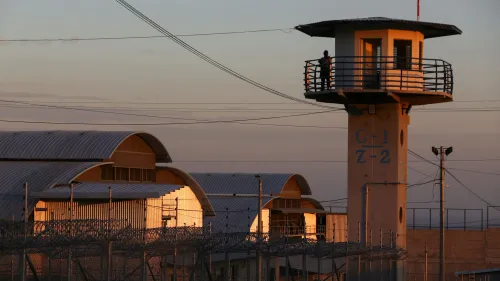 مركز احتجاز للمهاجرين مع برج مراقبة، يبرز التوترات القانونية حول ترحيل المهاجرين في الولايات المتحدة.