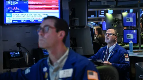 متداولون في سوق الأسهم الأمريكية يتابعون مؤشرات الأداء على الشاشات، وسط أجواء من التوتر الاقتصادي بسبب تصريحات ترامب عن الاحتياطي الفيدرالي.