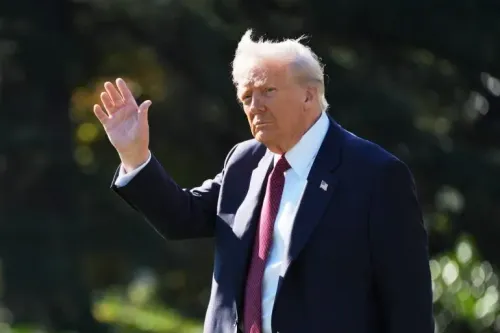 الرئيس الأمريكي دونالد ترامب يلوح بيده أثناء إعلان مبادرة وطنية لتعبئة الذكاء الاصطناعي لتعزيز الإنجازات العلمية.