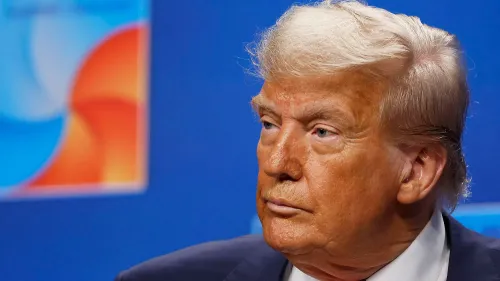 صورة قريبة لدونالد ترامب، حيث يظهر بتعبير جاد، في سياق حديثه عن تعيين رئيس جديد لمجلس الاحتياطي الفيدرالي.