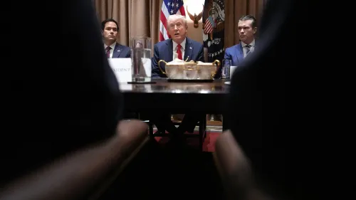 اجتماع في البيت الأبيض مع الرئيس ترامب، حيث يناقش خطط تقليص القوى العاملة الفيدرالية وإعادة الهيكلة، بحضور مسؤولين حكوميين.