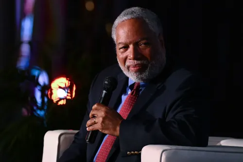 اجتمع لوني بانش الثالث، أمين مؤسسة سميثسونيان، مع الرئيس ترامب في البيت الأبيض، حيث ناقشا قضايا متعلقة بالمتاحف والعبودية.