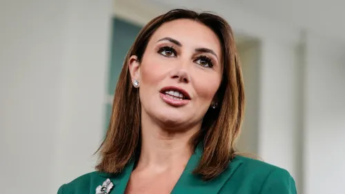 ألينا هابا، المحامية الشخصية للرئيس ترامب، تتحدث في مؤتمر صحفي بعد تعيينها كمدعي عام مؤقت لمقاطعة نيوجيرسي.