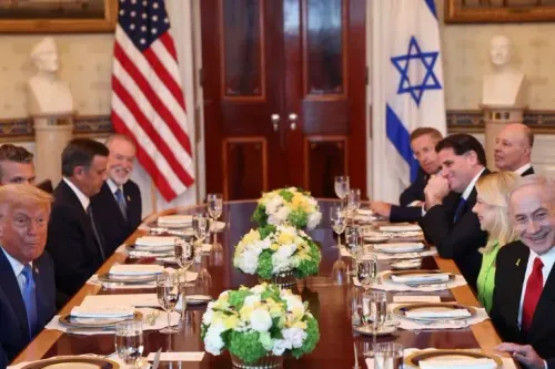 اجتماع غير معلن بين الرئيس الأمريكي دونالد ترامب ورئيس الوزراء الإسرائيلي بنيامين نتنياهو في البيت الأبيض، لمناقشة وقف إطلاق النار في غزة.