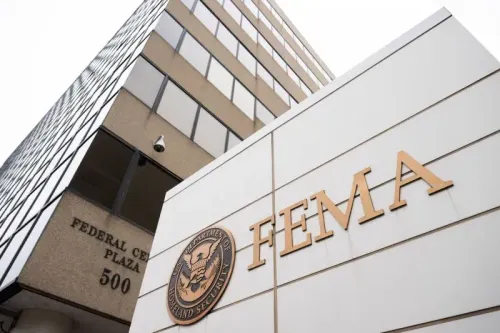 مقر وكالة إدارة الطوارئ الفيدرالية (FEMA) مع شعار الوكالة، في سياق مناقشات حول إصلاحات المساعدات الفيدرالية للكوارث.
