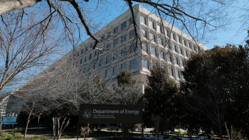 مبنى وزارة الطاقة الأمريكية، يظهر لافتة الوزارة وسط الأشجار، يمثل موقعًا حيويًا لإدارة الأسلحة النووية والموظفين المعنيين.