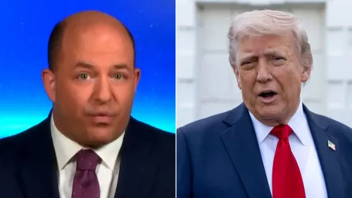 صورة مقسومة تظهر صحفيًا يتحدث على الشاشة، إلى جانب صورة للرئيس ترامب أثناء حديثه عن فرض تعريفات على الأفلام الأجنبية.