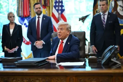 ترامب يتحدث من مكتبه البيضاوي، محاطًا بمساعديه، بعد إعلانه إقالة ليزا كوك من الاحتياطي الفيدرالي بسبب مزاعم بالاحتيال.