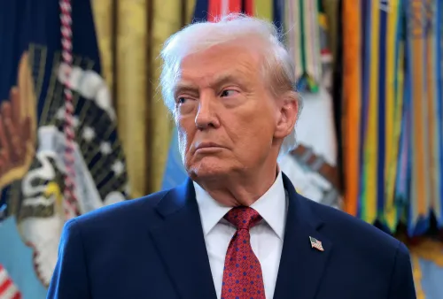 ترامب يتحدث في المكتب البيضاوي، مع خلفية تتضمن الأعلام العسكرية، مشيرًا إلى فرض حصار على النفط الفنزويلي.