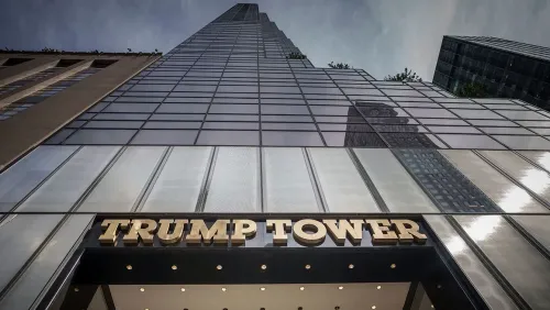 واجهة برج ترامب في نيويورك، مع لافتة تحمل الاسم، تعكس الجدل حول إغلاق حسابات ترامب المصرفية بسبب الآراء السياسية.
