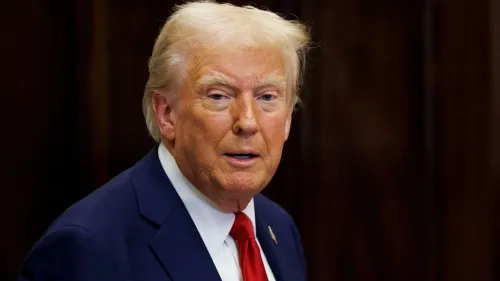 ترامب يتحدث خلال مؤتمر صحفي، معبراً عن دعمه للعفو عن ضباط الشرطة المدانين في حادثة مقتل هيلتون-براون.