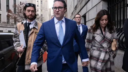 تريفور ميلتون، الرئيس التنفيذي لشركة نيكولا، يغادر المحكمة برفقة آخرين بعد تلقيه عفواً من ترامب عن إدانته بالاحتيال.