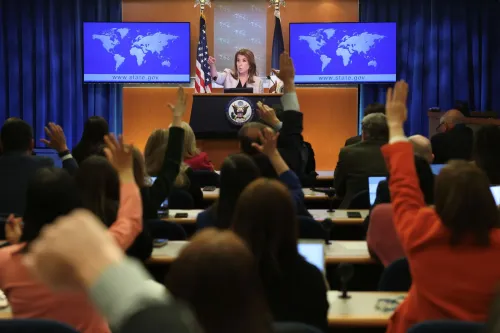 تامي بروس تتحدث في مؤتمر صحفي بوزارة الخارجية الأمريكية، حيث يرفع الصحفيون أيديهم لطرح الأسئلة.