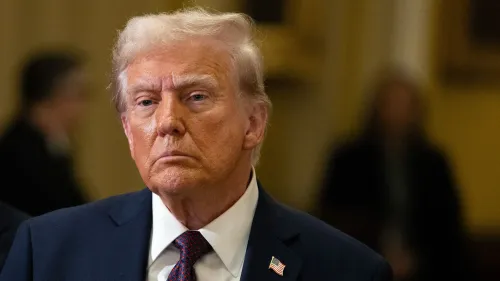 لقطة لدونالد ترامب، رئيس الولايات المتحدة السابق، أثناء ظهوره في مبنى الكابيتول، مع تعبير وجه جاد، في سياق الاستعدادات لبدء ولايته الجديدة.