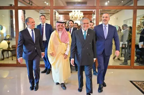 اجتماع وزراء خارجية السعودية وتركيا ومصر مع وزير الخارجية الباكستاني في إسلام آباد، حيث يناقشون جهود السلام في المنطقة.