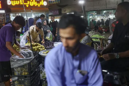 سوق شعبي في إيران يظهر تأثير العقوبات الأمريكية على الاقتصاد الإيراني وحركة البيع والشراء اليومية.