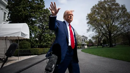 دونالد ترامب يتحدث في حديقة البيت الأبيض، مع ميكروفونات الصحفيين في المقدمة، مع خلفية مبنى حكومي وأشجار.