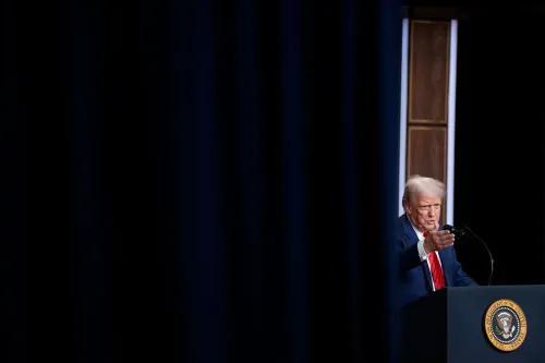 ترامب يتحدث في مؤتمر صحفي، مشيرًا إلى قضايا العنف في واشنطن العاصمة، مع التركيز على ضرورة فرض السيطرة الفيدرالية.