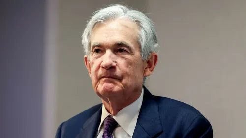 جيروم باول، رئيس الاحتياطي الفيدرالي، يظهر في مؤتمر صحفي، حيث يتحدث ترامب عن انتقاداته لسياسة الفائدة المرتفعة وتأثيرها على الاقتصاد.