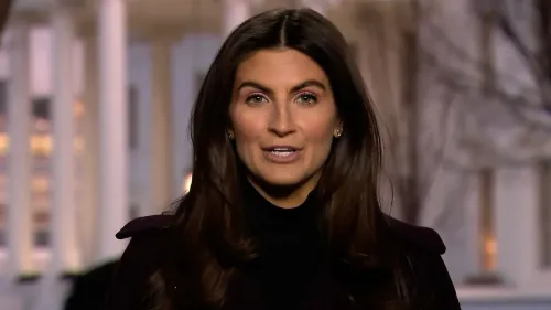 امرأة تتحدث أمام خلفية من الأعمدة، تتناول تأثير إلغاء ترامب للأمر التنفيذي بشأن ممارسات التنوع في التوظيف.